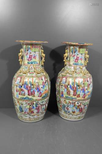 Paire de vases de Canton en porcelaine de Chine (H:43cm) (accidents)