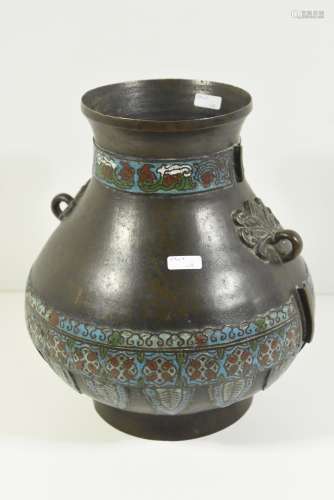 Vase en bronze et émaux champlevés, Chine 18ème , signé (Ht 27cm)