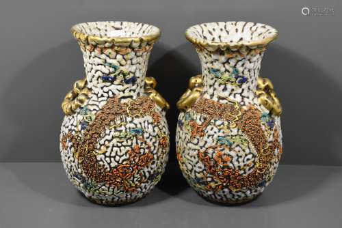 Paire de vases asiatiques en terre cuite vernissée (Ht.30cm)