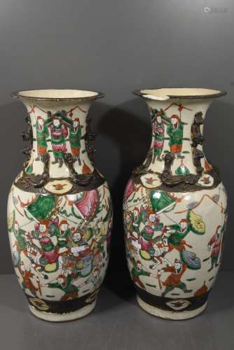 Paire de vases Nankin (Ht 45cm, une cassure au col)