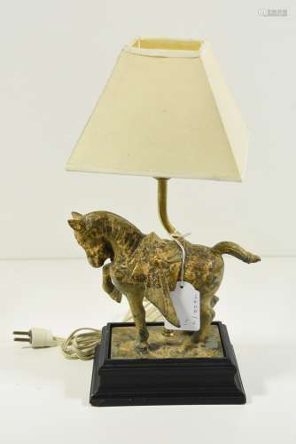 Petite lampe à décor de cheval asiatique en bronze (Ht 35cm)