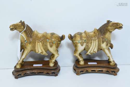 Deux chevaux sur socle en ivoire, Chine 1900 (Ht 13cm)
