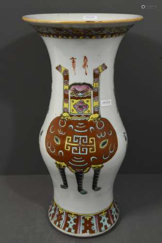 Vase en porcelaine de Chine (Ht 38cm, éclat au col)