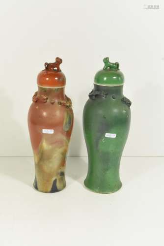 Paire de vases avec couvercles, sang de boeuf et vert, 19ème (Ht 34cm)