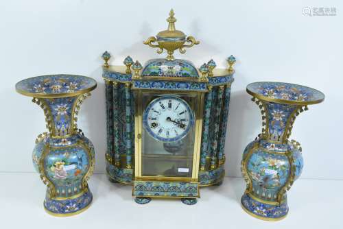 Garniture composée d'une horloge et de deux vases, à décor d'oiseaux et de fleurs, émaux cloisonnés, travail asiatique (H:49cm)