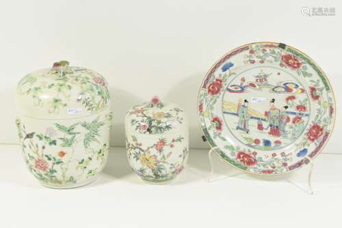 Deux vases couverts + 1 assiettes en porcelaine de Chine (HT.22 et 15cm, assiette diam.23cm)