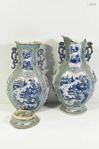 Paire de vases en porcelaine de Chine à décor de paysages (cassés) Ht 43cm
