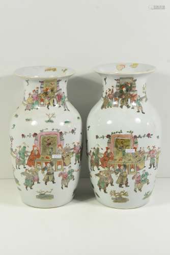 Paire de vases en porcelaine de Chine (Ht.38,5cm et 37,5cm)