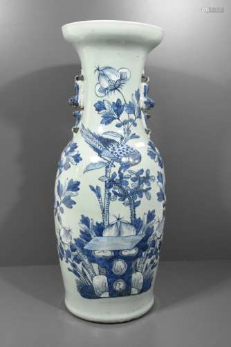 vase en porcelaine de Chine 19ème, une étoile à la base (Ht.58cm)
