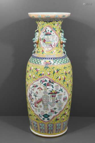 Vase en porcelaine de Chine (Ht.61cm, un éclat à la base)