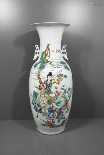 Vase en porcelaine de Chine à décor d'une cavalière et d'enfants (un cheveu) Ht 58.5cm