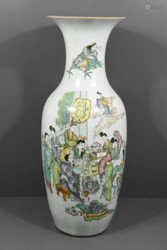 Vase en porcelaine de Chine à décor d'une scène de palais (Ht.59,5cm)