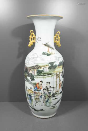 Vase en porcelaine de Chine à décor de personnages (une oreille restaurée) Ht 59.5cm