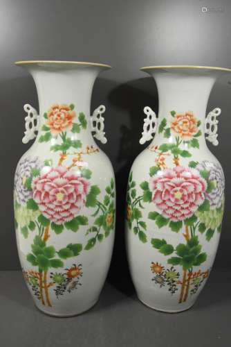 Paire de vases en porcelaine de Chine début 20ème (Ht 58cm)