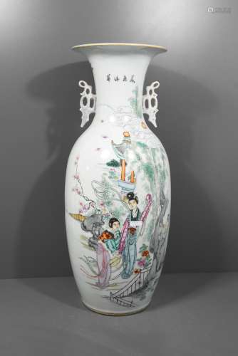 Vase en porcelaine de Chine à décor de jeunes femmes (un éclat au col) Ht 56.5cm