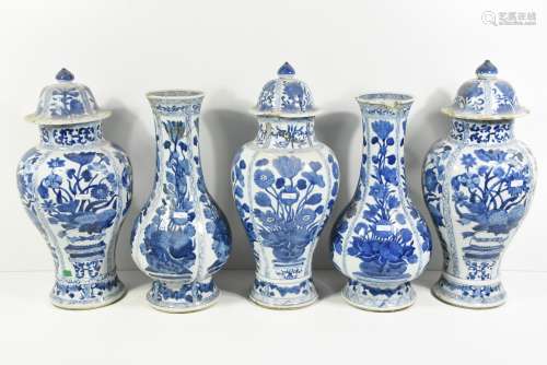 Garniture en porcelaine de Chine bleu et blanc, 5 pièces (accidents) Ht 45cm