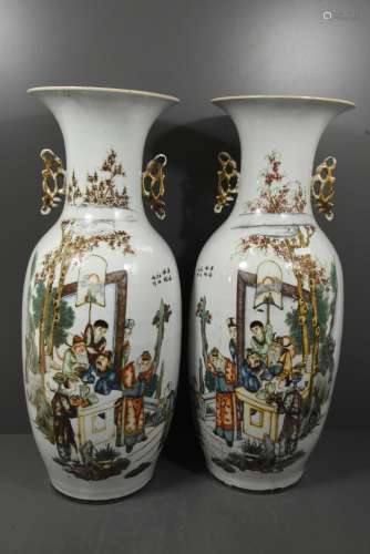 Paire de vases en porcelaine de Chine 19ème (1 col fêlé) Ht 58cm