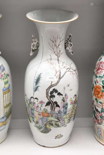 Vase chinois décor de servantes (Ht.57cm, cheveux au col)