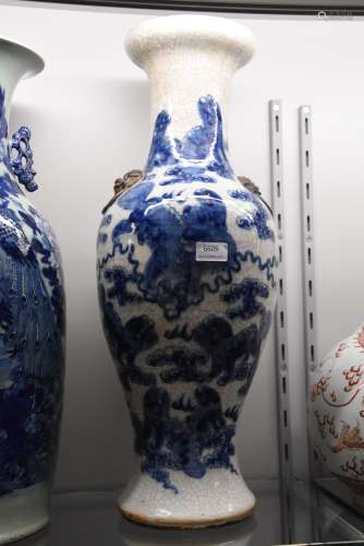 Vase chinois Nankin, décor d'animaux (Ht.61cm une restauration au col)