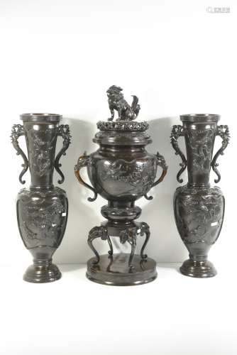 Garniture asiatique en bronze, 3 pièces (Ht.67cm)