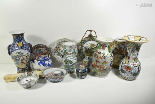 Lot de 16 objets en porcelaine et autres asiatiques