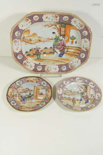 Plat + 2 assiettes en porcelaine de Chine 18ème (Lg.4cm, diam.23cm)