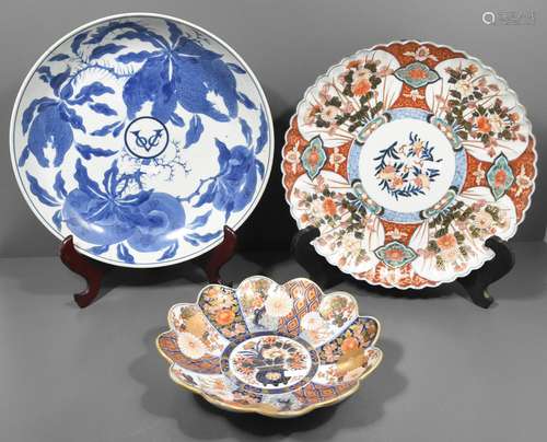 Trois plats Japon (Ø 34cm, Ø 26cm) assiette bleue avec cheveux