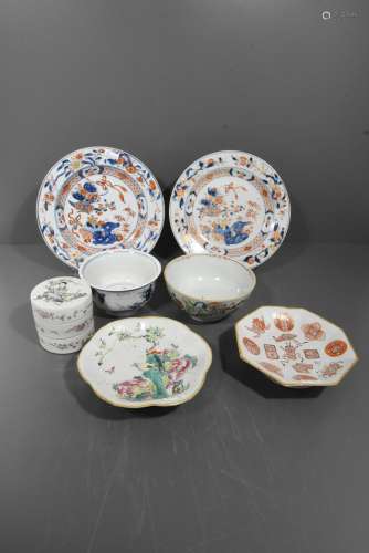 Lot d'assiettes et bols en porcelaine de Chine (petis accidents)