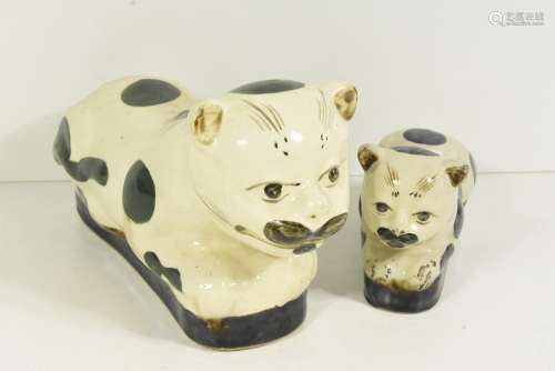 Deux coussins à décor de chat, Chine 19ème (Lg.20 et 35cm)