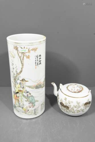 Vase rouleau (Ht 28cm) et théière en porcelaine de Chine