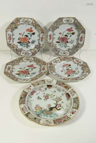 Série de 4 assiettes hexagonales  + un compotier en porcelaine de Chine 18ème (une félée)