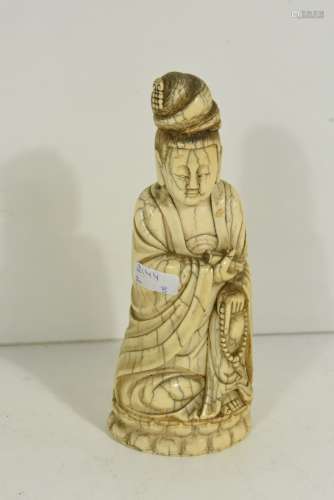 Une statue et un étui en ivoire sculpté 19ème, Chine (HT.17cm lg.9cm)