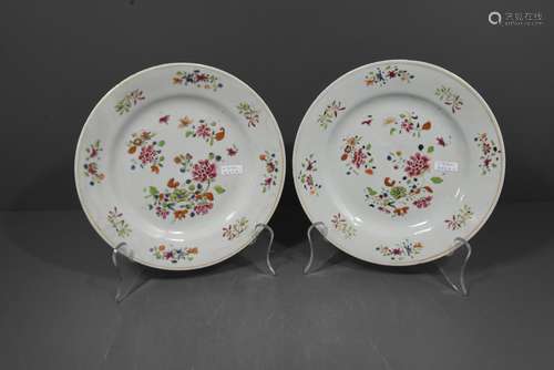 Paire d'assiettes en porcelaine de Chine (un éclat)