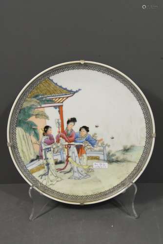 Plat en porcelaine de Chine à décor de jeunes femmes (Ø 24.5cm)