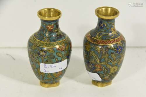 Paire de vases en bronze et émaux cloisonnés en réduction, Chine époque Jianqing (Ht 8cm)