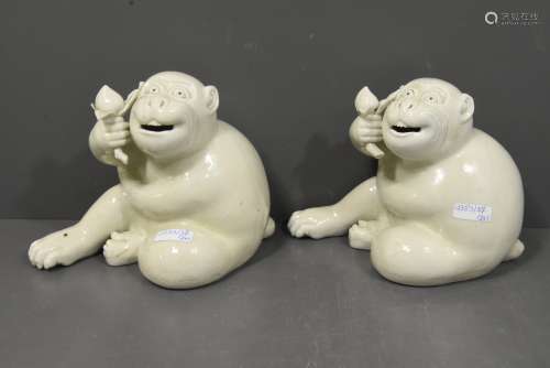 Paire de singes en porcelaine de Chine (Ht 13cm, accidents)
