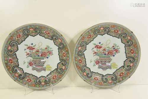 Paire de plats en porcelaine de Chine (diam.41cm)