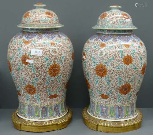 Paire de vases couverts en porcelaine chinoise sur socle en bois (Ht.45cm hors socle)
