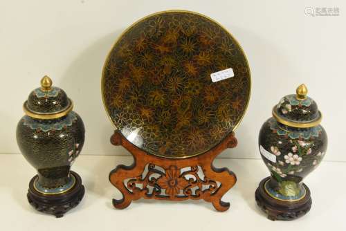 Assiette en bois cloisonné (diam.16cm) + paire de vases couverts (Ht.14cm)
