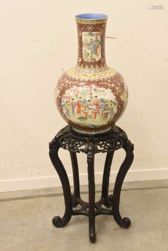 Vase en porcelaine de Chine à double décor et sa selette  (Hauteur du vase 54cm, hauteur selette 53 cm)