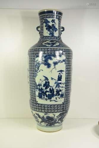 Vase en porcelaine de Chine bleue (Ht.92cm, un défaut de cuisson