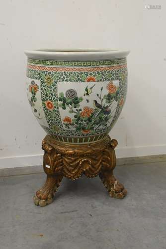 Cache pot en porcelaine de Chine 19ème sur socle en bois sculpté et doré (Ht.41cm, diam.47cm)