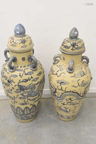 Paire de vases asiatiques couverts (Ht 103cm)
