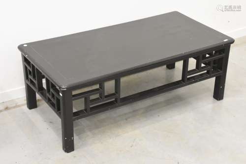 Table de salon chinoise laquée noire(ht 42 x 110 x 55cm)
