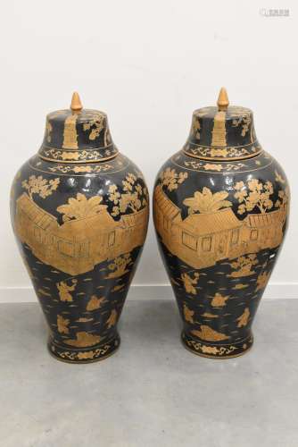 Paire de pots couverts en porcelaine décor Chine (Ht.100cm)