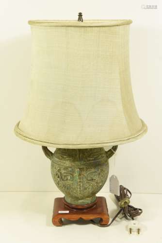 Vase asiatique en bronze monté en lampe (H vase:22cm)