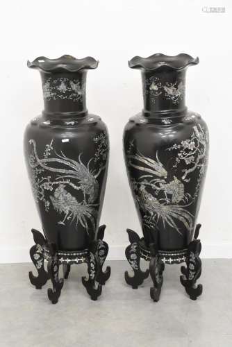Paire de vases asiatiques décoratifs (accidents)