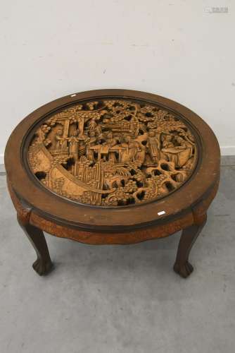Table de salon asiatique relief sculpté (HT.51, diam.90cm)