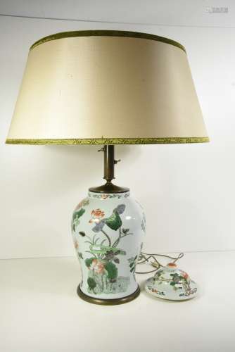 Lampe en porcelaine de Chine (Ht pot couvert 43cm)