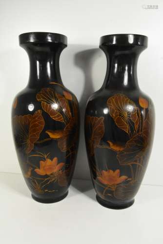 Paire de vases en porcelaine à décor d'oiseaux (Ht 65cm)